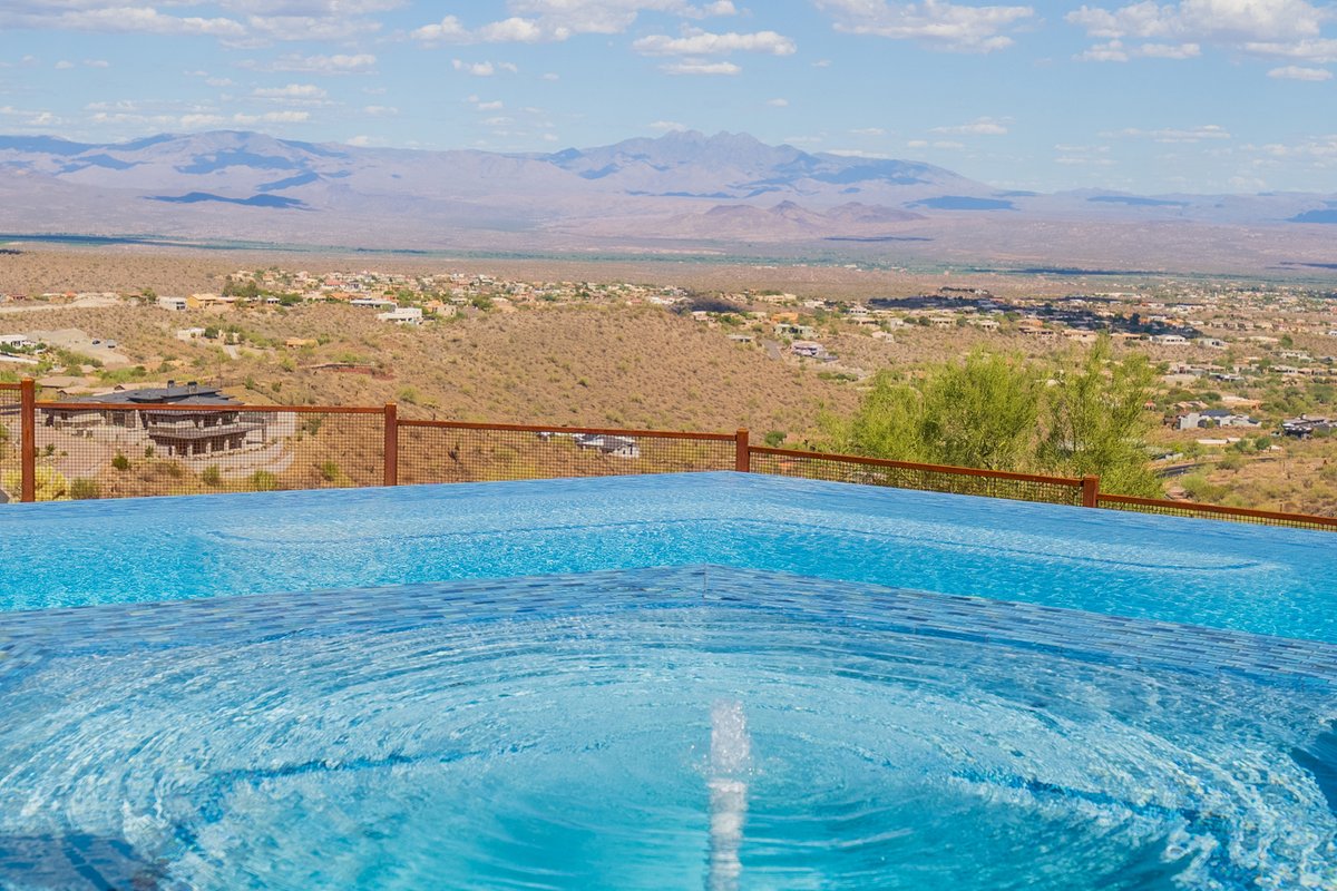 calpool's tweet photo. We found the best seat in Arizona to view the Four Peaks ⛰️ 

Believe us, we tried it 😎 

This negative-edge pool in Fountain Hills takes full advantage of the stunning view, with an angled bench seat against the far pool wall. Rumor has it, it's the best seat in the house! https://t.co/LRmX9zReRL