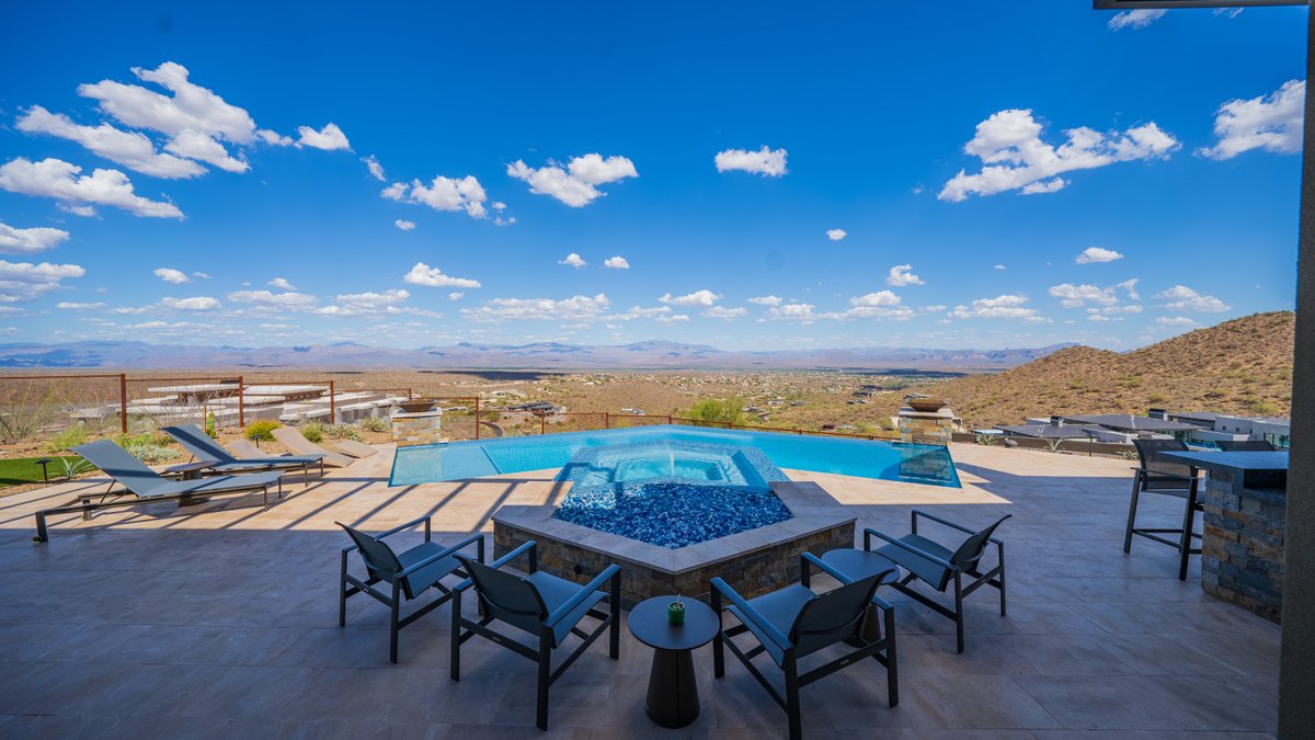 calpool's tweet photo. We found the best seat in Arizona to view the Four Peaks ⛰️ 

Believe us, we tried it 😎 

This negative-edge pool in Fountain Hills takes full advantage of the stunning view, with an angled bench seat against the far pool wall. Rumor has it, it's the best seat in the house! https://t.co/LRmX9zReRL