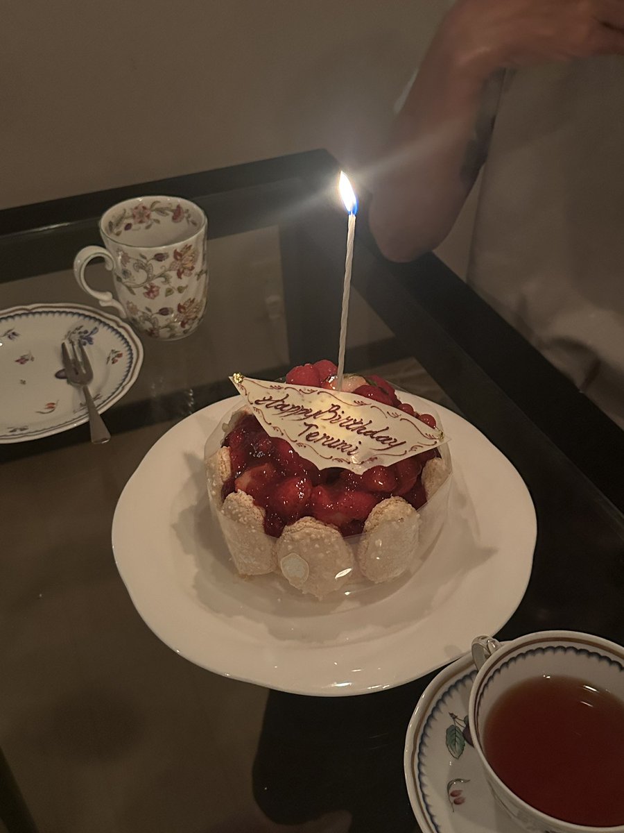 yukiko130's tweet photo. 母80歳の誕生日に食べたケーキは、目白の「エーグルドゥース」。スイーツ系に疎くて知らなかったんだけどケーキ界隈では有名なお店なんですね。THE王道！で食べ飽きない。大好きなお店になりました。 https://t.co/FUNk2DgaWO