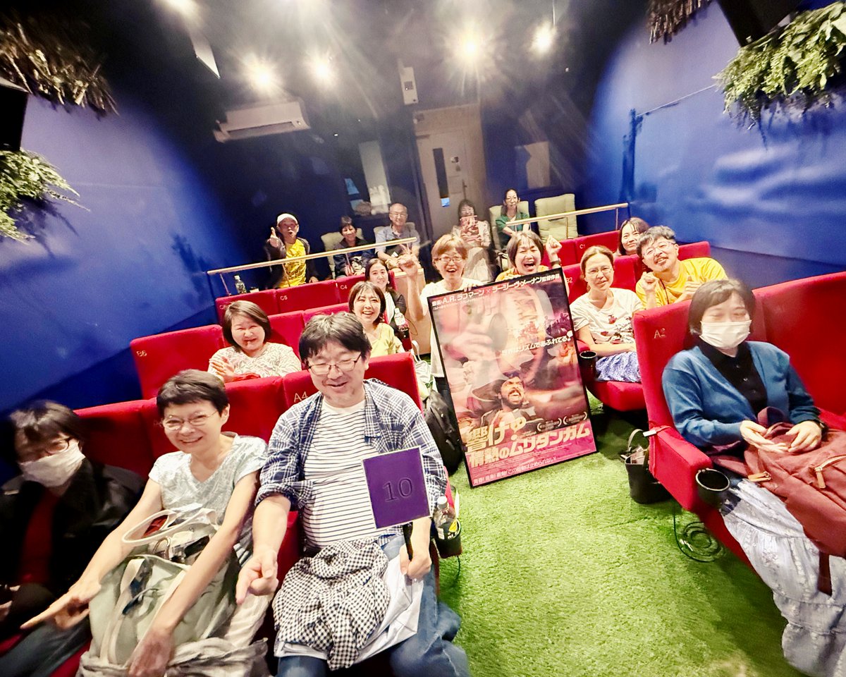 mridangam_movie's tweet photo. チュプキさんで、名残惜しい最終上映、
台風の影響でキャンセルが出ましたが(来てくれた皆さま感謝🙏)、私も最後に抱っこスピーカーと共に鑑賞できました😊

対談した代表の平塚さん＆チュプキの皆さんには輸入盤 ＃SarvamThaalaMayam 📀が出た頃から長らくお世話になりました
#ありがとうムリダンガム https://t.co/ACrda8RAZw