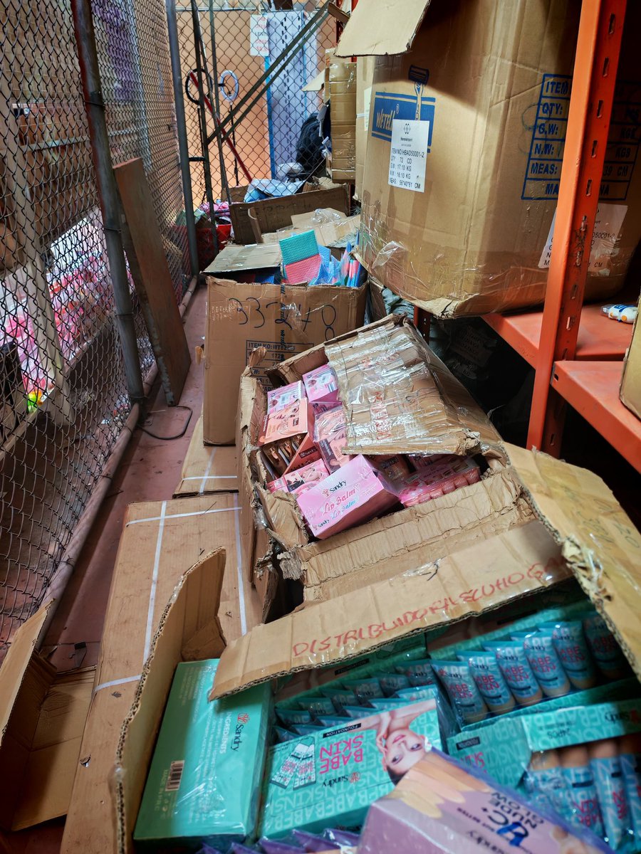 Arcsa_Ec's tweet photo. ¡Control a productos irregulares en el sur de #Quito! 🚨🚫
Más de 4200 cosméticos y vapeadores que incumplían la normativa sanitaria y eran almacenados en inadecuadas condiciones fueron detectados en un local de #SanBartolo, que fue clausurado.
#ArcsaControla ✅️ https://t.co/qDSEolkSnb