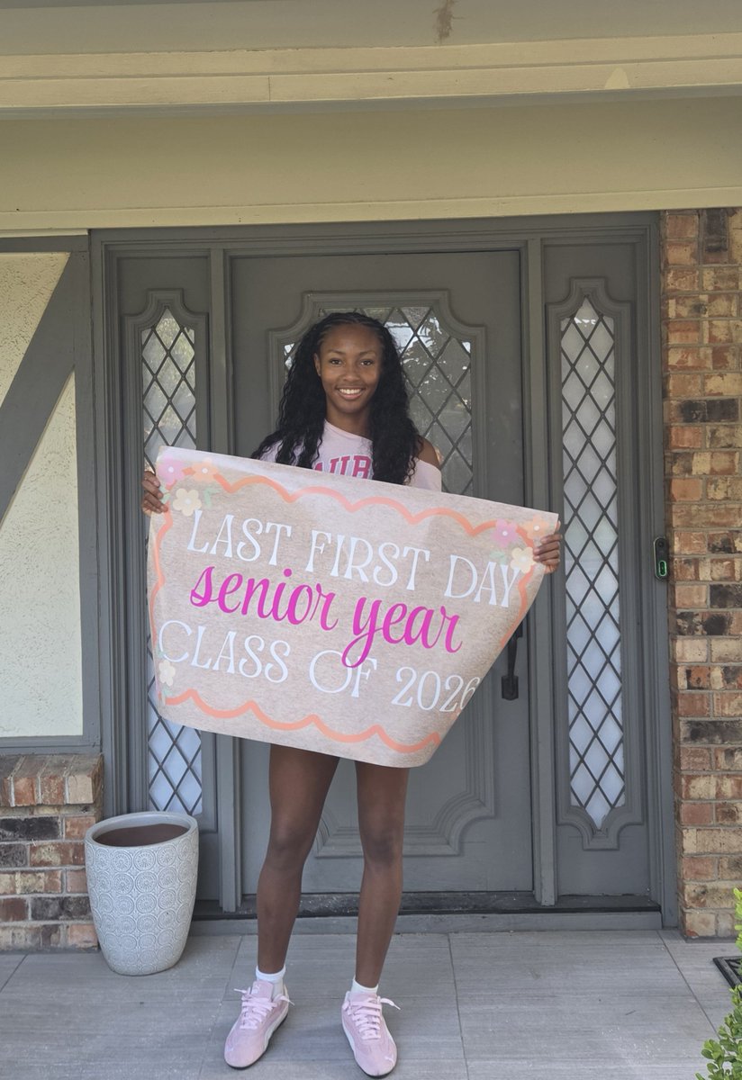 r_4elyn's tweet photo. #lastfirstday https://t.co/MGysWeIsWm