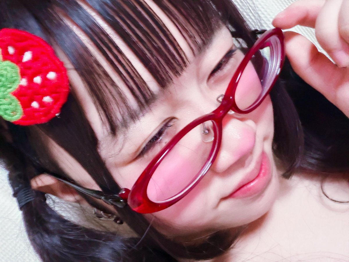 sr_042sh's tweet photo. 皆さん！おはようございます☀️.°

今日は裸眼赤めがねの私、初公開です👓

この格好したらお母ｻﾝにそっくり！って、お盆で来てる親戚みんなに言われました~とてもうれしい><笑

そして部屋で髪飾り探してると磨奈ﾁｬﾝの大好きな🍓のヘアピン発見！！
かわいすぎる〜🥹🫶❤︎
これ百均なのすごすぎない!?

それでは今日は水曜日！
週の真ん中も一緒に頑張ろうねっꈍ .̮ ꈍ

今日もいってらっしゃいっ🌷.*