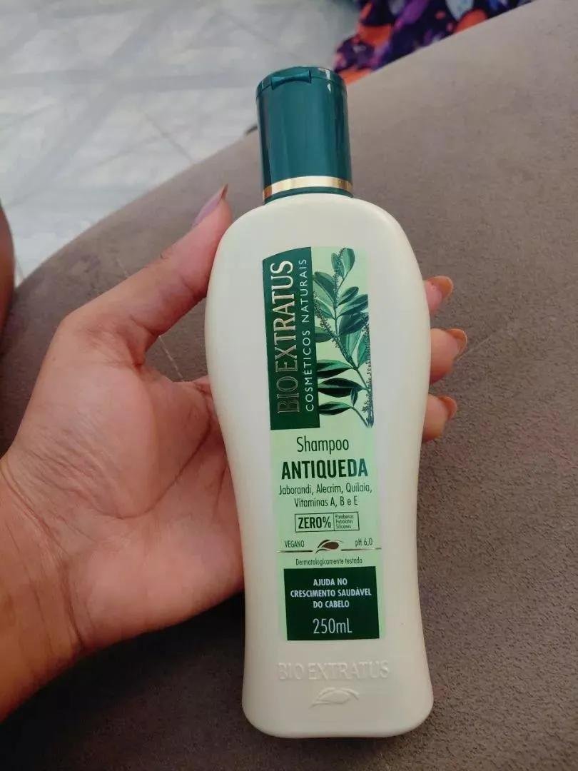 oimarym's tweet photo. Achei que era só mais um shampoo… até notar bem menos fios caindo na lavagem. 😳✨ Virou daqueles produtos que eu compro antes mesmo de acabar! Quem quer fortalecer os fios e cuidar do crescimento precisa conhecer esse achado. 👀🤍 https://t.co/G0CW2zu3v0