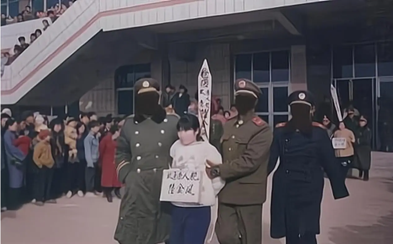 fang_danie121's tweet photo. 一个人因为反抗被判死刑，而那些欺压强奸过她的人却都安然无事，这是大陆非常常见的现象。
陆金凤一个生世非常凄惨的女孩，只因为从小父母双亡，被人扣上了灾星的帽子，13岁，就被自己的亲舅舅赶出家门，到处流浪，她曾被饭店老板收留，被强奸，被逼着卖淫，饭店出了事，她被抓起来劳动教养。放出来后，她被遣回原籍，她舅舅又把���卖给了一个残疾人，生活了没多久，村里的恶霸看上了她，当着她丈夫的面强奸她，殴打她，她逃亡过，但很快就被抓回，像铁链女那样，被用铁链锁住。在这过程中，强奸她的人不止是恶霸，还包括恶霸的小弟。
后来她怀孕了，生下了一个孩子。
一天，恶霸喝醉酒，在她家里杀了她的丈夫，杀了她的孩子，她终于奋起反抗，反杀了恶霸。
然后她因杀人罪，被枪毙。
在这起事件中，该死的不仅仅是恶霸，还有饭店的老板，她的亲舅舅，她周围的那些村民。
以及明知她无辜，还抓她去劳动教养，去判死刑的人。
