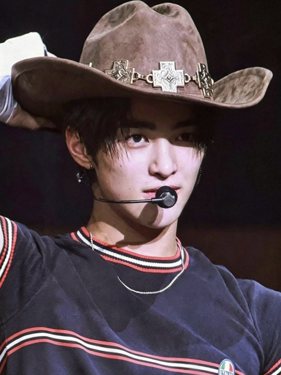 akuddkeonho's tweet photo. DD BOLEH GAK NANTI MALEM SMS PAKE SKIN COWBOY INI?? NANTI AKU BELIIN AEROX... INCLUDE BENSIN FULL TANK DEH 😭 https://t.co/BzlybNjeDw