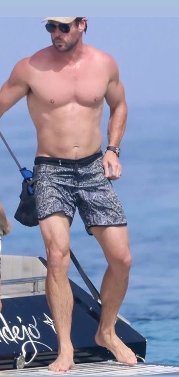 Francoballer1's tweet photo. Chris Hemsworth I can't breathe watching this pictures https://t.co/P45CjPRlFj
