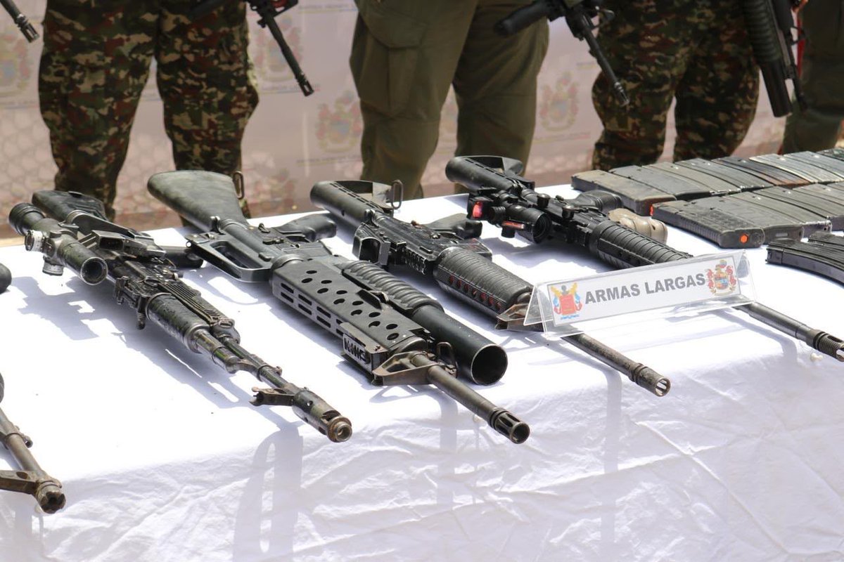 mindefensa's tweet photo. Cerca de 1,5 toneladas de explosivos, fuera de las manos del ELN.

En zona rural de Tibú y San Calixto, Norte de Santander, las @FuerzasMilCol golpearon una estructura de esta organización criminal y neutralizaron a dos de sus presuntos integrantes.

Entre el material incautado se encuentran 440 granadas adaptadas para ser lanzadas desde drones, además de material de guerra, comunicaciones e intendencia. También fueron destruidos dos búnkeres y cinco áreas campamentarias.

Seguimos debilitando las capacidades criminales para recuperar el orden en Norte de Santander.
