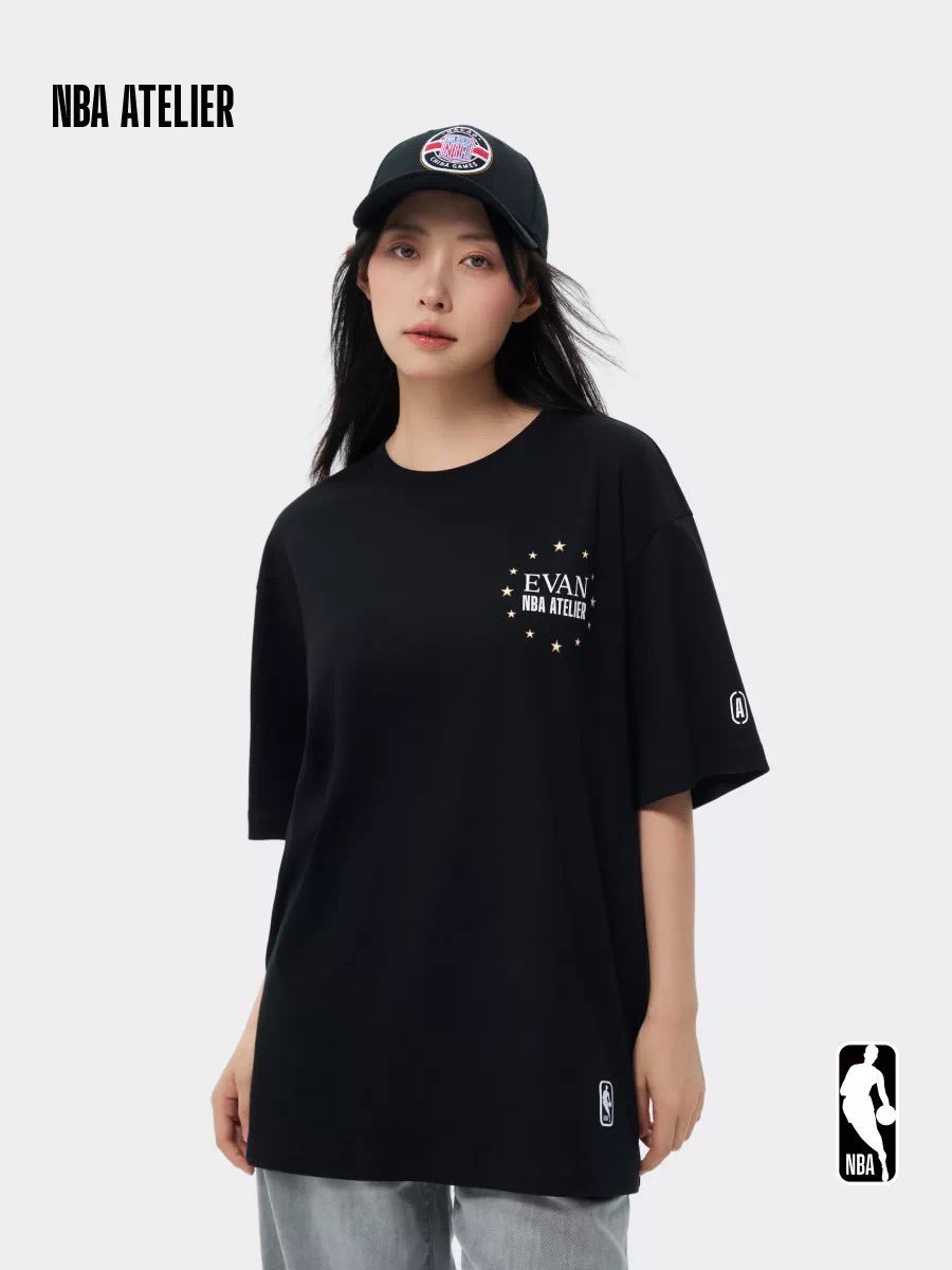 LHS_SupportTH's tweet photo. [INFO | 260812
 EVAN × NBA ATELIER 🏀
คอลแลบเปิดตัวอย่างเป็นทางการแล้ว! 
🛒 สามารถสั่งซื้อได้ผ่าน Taobao
🔗 https://t.co/3BPsyRJWcQ
รายละเอียด Pre-Order - ราคา
• Featured Tee: 299 หยวน
🎟️ คูปองสำหรับสมาชิก
• สมาชิกใหม่: ลด 20 หยวน (ไม่มีขั้นต่ำ)
• เมื่อใช้จ่ายครบ 500 หยวน: รับส่วนลด 30 หยวน
🎁 ของแถม
• ซื้อครบ 599 หยวนขึ้นไป: รับฟรี ถุงเท้ากีฬา
• ซื้อครบ 999 หยวนขึ้นไป: รับฟรี หมวกโปรโมต
📅 ระยะเวลา
• เปิดพรีเซล: 12 สิงหาคม
• แคมเปญสิ้นสุด: 19 สิงหาคม เวลา 21:59 น. 🇹🇭

ตอนนี้ 1 หยวน = ฿4.91 บาท🇹🇭
#EVAN #에반 #HEESEUNG #희승 #ヒスン #李羲承
@h_evva_n