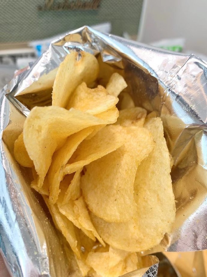 jomo2890's tweet photo. Nothing beats sharing crispy, salty chips with your favorite person on a lazy weekend  Who’s your go-to snack buddy， https://t.co/u3zscBw6yj