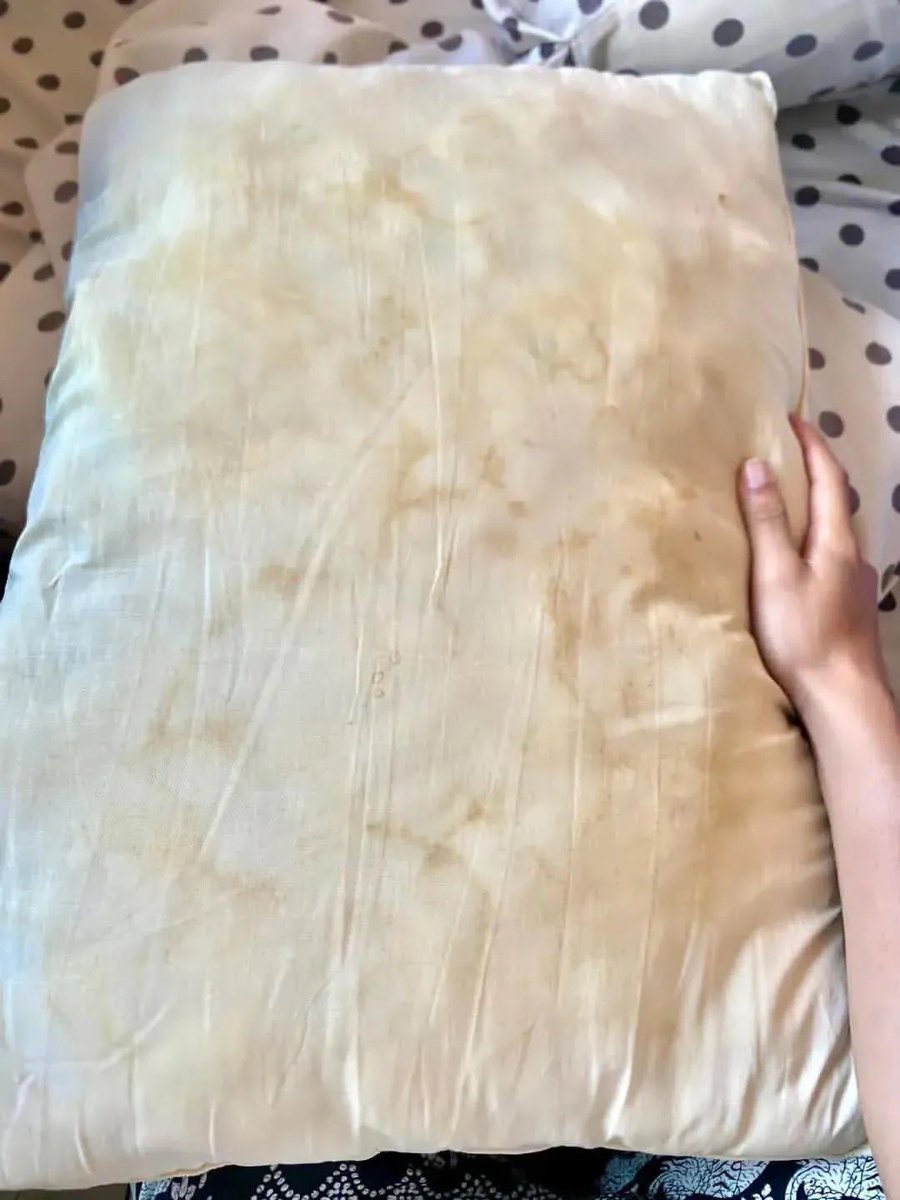 rrandomlyyyy's tweet photo. GUE MAU SUNGKEM BANGET buat yg udah kasih lifehack ini 🙏🏻🙏🏻

Ternyata emang beneran ampuh untuk guling dan bantal yg buluk jadi baru lagi😭￼ https://t.co/e1NtORNgUz