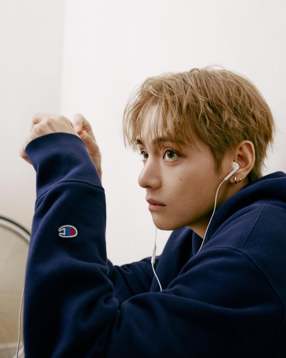 fashionsnap's tweet photo. 「チャンピオン（Champion）」が、BTSのメンバーであるV（キム・テヒョン）とのグローバルパートナーシップを締結

#BTS https://t.co/R5N9vR3xlG