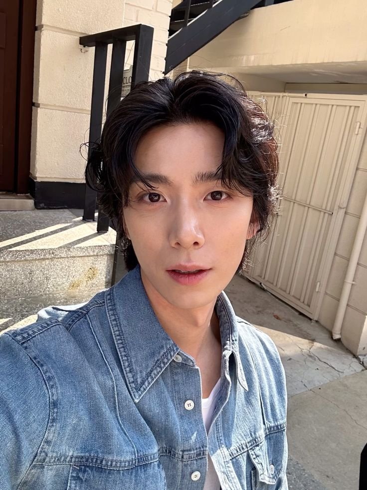 hollowhums's tweet photo. [ WhatsApp to : acil @casualfresya  ]   

: cil. 

: kakak sudah di depan ya.

: rame banget sekolah kamu, jangan lama-lama ya. panas.

𝐬𝐞𝐧𝐭 https://t.co/1rmmxzxKoN