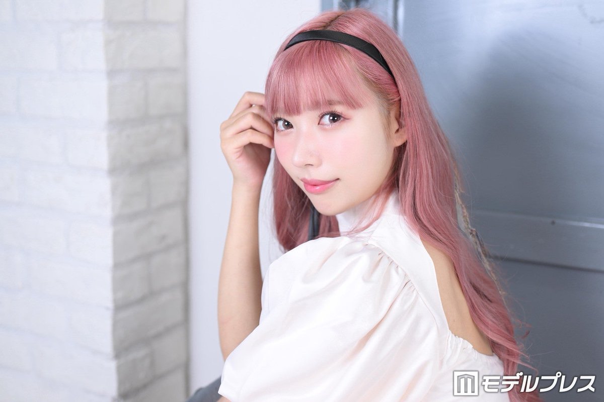modelpress's tweet photo. 歌舞伎町キャバクラ美人プロデューサー
ピンク髪ツインテールでTikTok登場🩷✨️
https://t.co/3n4aF5fj3V

💬「可愛すぎる」「セーラームーンみたい」と注目集まる

これまで主に「ディアレスト」公式TikTokの動画撮影を担当していた、のん。黒髪ロングヘアで動画に姿を現したこともあったが、今回はピンク髪にイメージチェンジし、ツインテール姿で登場した。のんは「今日から（動画に本格的に）出させていただくことになったのでよろしくお願いします」と挨拶した。

@trn_non