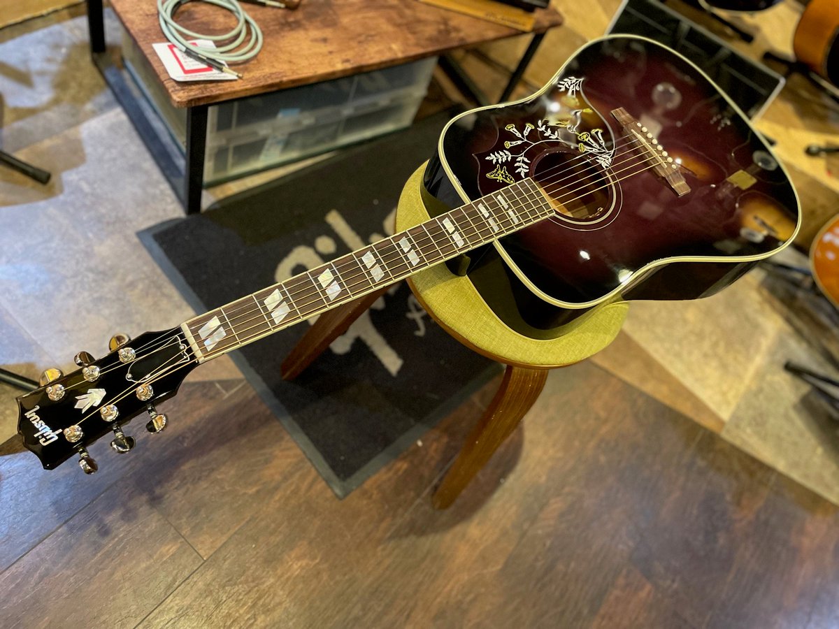 紫のハミングバード」 先日J-45もご紹介しましたが、今度は #ギブソン