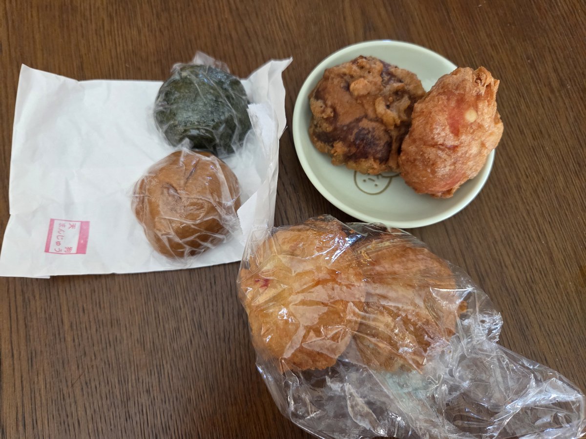 you00414's tweet photo. 息子がコインランドリーに行きたいと言うので途中で天狗まんじゅう行こうってなって行ってきました。

あげまんじゅうは午前中に売り切れてしまうのでしばらく買えなかったけどオープン前に店に着きました。

あげまんじゅう久しぶりに食べたけど美味しかった😆

#天狗まんじゅう
#あげまんじゅう https://t.co/eHNCKYyBSw