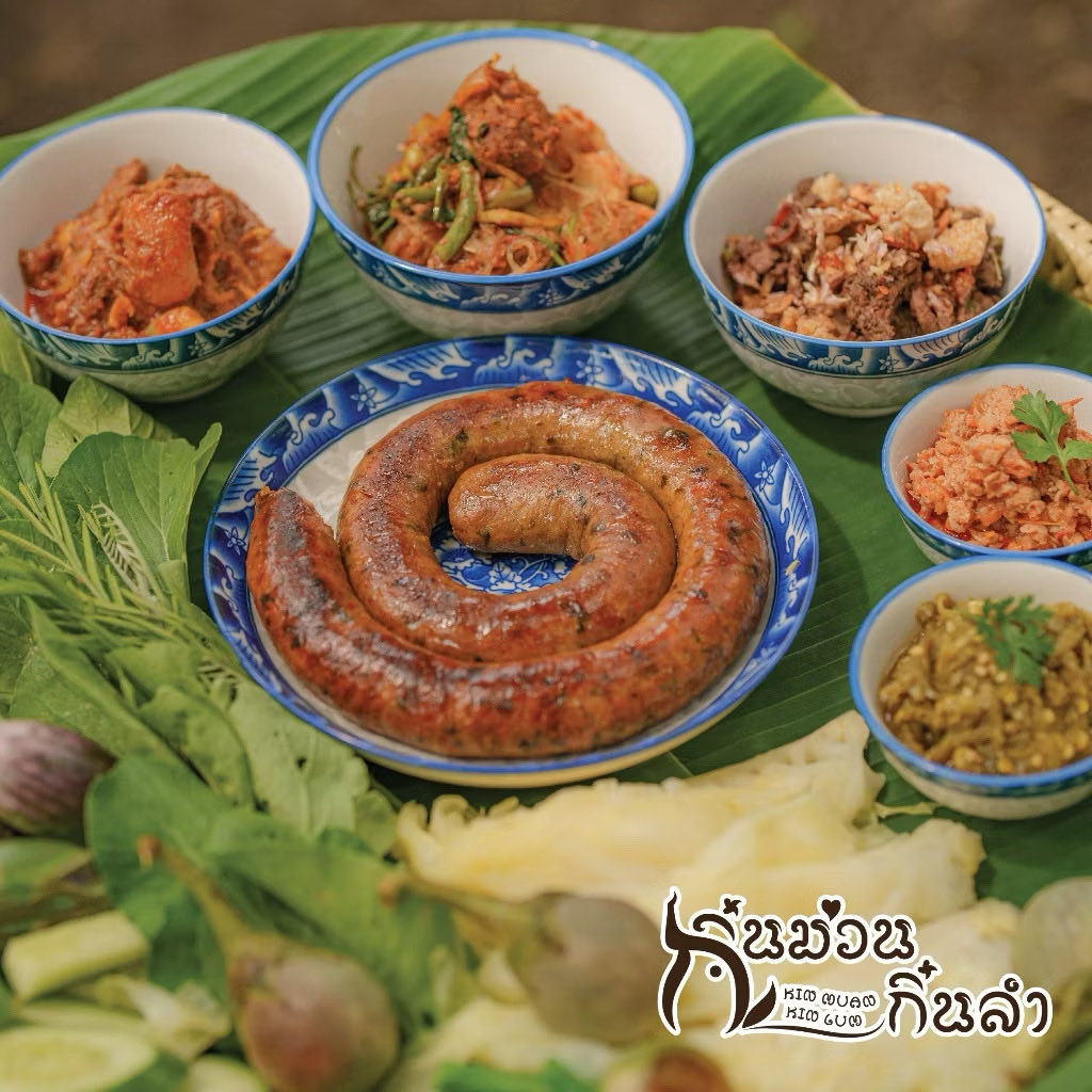 sundryreview's tweet photo. ￼ไส้อั่วตำรับล้านนาเชียงใหม่ 🐷 ไม่ผสมไก่ มันน้อย และไม่ใส่สารกันเสีย  มีให้เลือกถึง 3 ระดับความเผ็ด🌶️ เผ็ดน้อย / เผ็ดกลาง / เผ็ดมาก
ส่วนตัวชอบ เผ็ดกลาง กำลังดีเลยค่ะ
เอาเข้า หม้อทอดไร้น้ำมัน 180°C ประมาณ 5 นาที
#รีวิวของกิน #รีวิวจิปาถะ 
พิกัด : https://t.co/6g3jydMsPq https://t.co/OeJ4mVZHHD