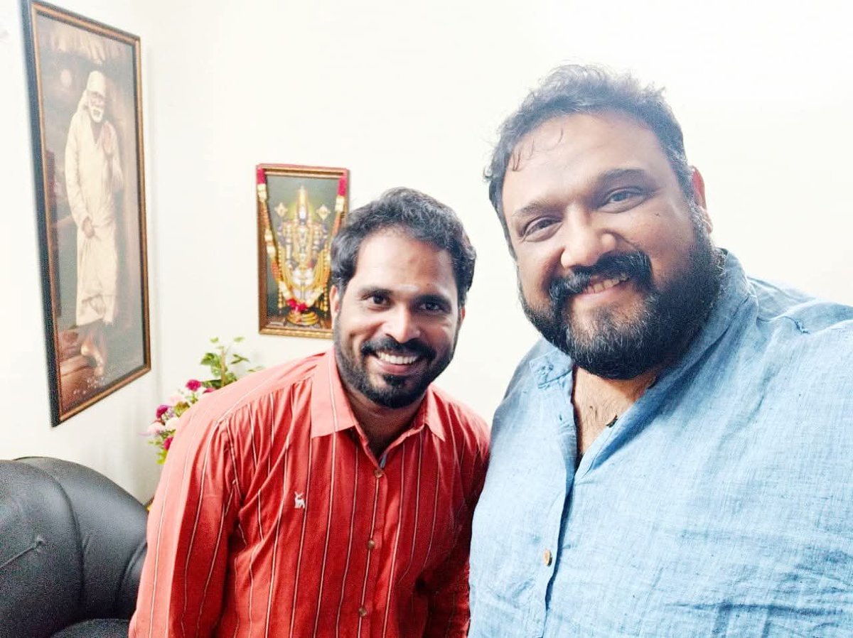 Arunbharathi_A's tweet photo. அன்பே ஆகச்சிறந்த மந்திரமாய்  தன் வாழ்வில் கடைபிடிப்பவர். மறந்தும் மற்றவர்களை காயப்படுத்தாத பண்பாளர். கடினமான சூழலிலும் புன்னகை ஒன்றையே பரிசாய் தருபவர். 

என் இயக்குநர் சிவா அவர்களுக்கு வாழ்க்கை முழுதும் வசந்தங்கள் வரவு வைக்க இனிய தாலாட்டு நாள் நல் வாழ்த்துகள்❤️❤️❤️💐💐💐💐

@directorsiva #HBDSiruthaisiva