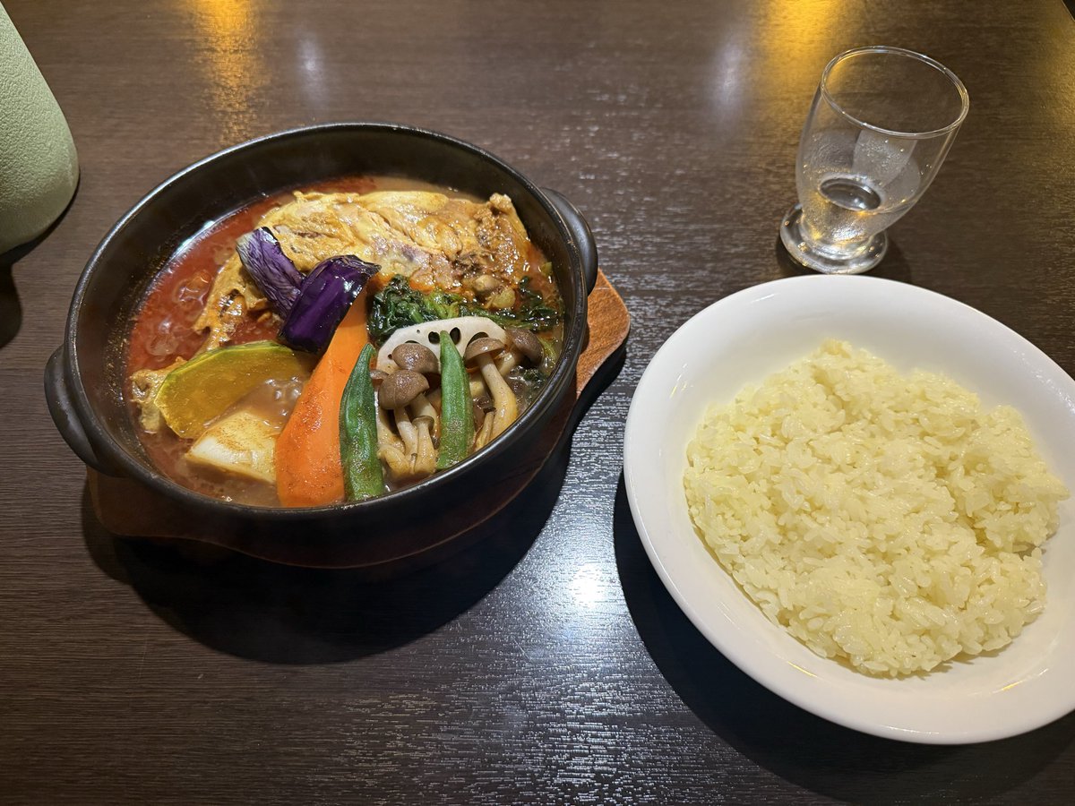 yama_js3's tweet photo. 昨日の夜は天竺というスープカレー屋でした。辛めのカレーでしたが、美味しくて、鳥肉もほろほろの骨離れもすごかった。 https://t.co/fOXxY7ZsFJ
