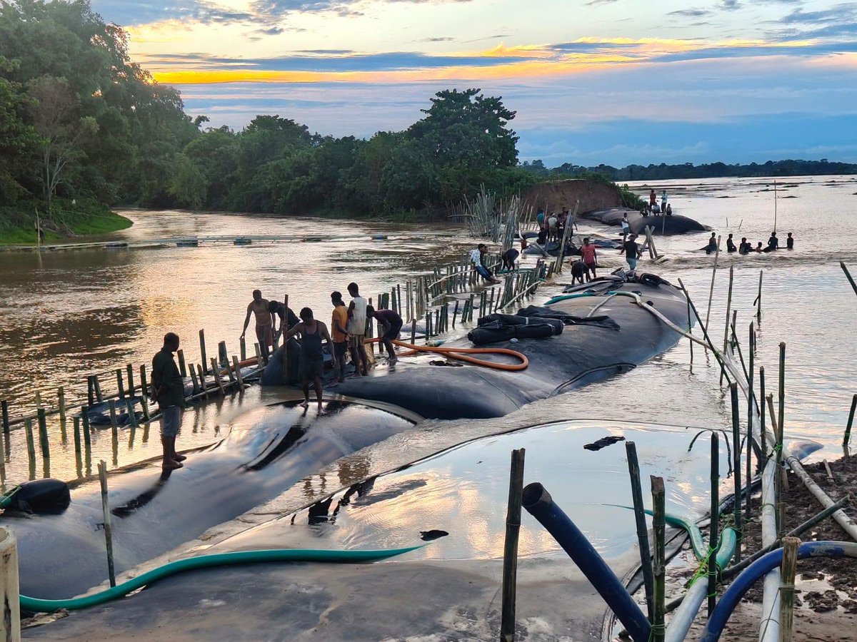 himantabiswa's tweet photo. We are working in mission mode as part of #AssamFloodResponse, to repair and strengthen embankments across Assam.

In Jorhat, work at 4 of the 5 breach points is already complete, with the remaining work at Shalmara nearing completion. https://t.co/beYau7l1WJ