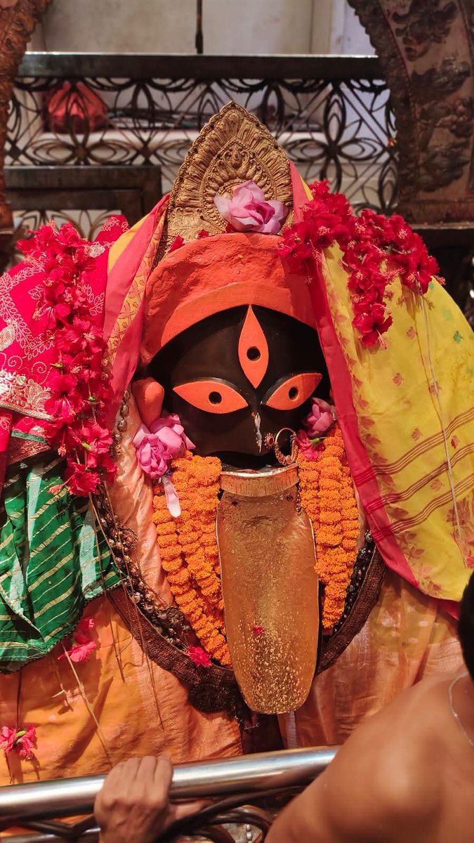 Debasmi80834905's tweet photo. Today's Shringar Raajbesh Darshan Maa Mahalaxmi Rajrajeshwari At Kalighat 12/8/2026 🌻🌸🕉️🌺💐🌼🌷🏵️🌹🙏🏻🪔 #KalighatKali #kalighat #motherofunivers #shaktipith #viral #photo #viralpost #viralphoto #followersシ゚ #followersnonfollowers #spirituality #spiritualawakeningphilippines https://t.co/yaClM1UVHr
