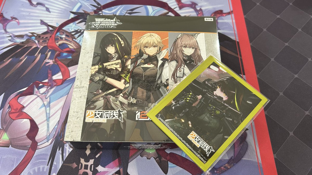 oscmanga's tweet photo. I just had to buy a box, and the pulls were actually pretty good. Pulled myself a SP!

Also comes with 5 M4 Sleeves. Not enough for a full deck but I could use it for a ride deck in Vanguard.

#WeissSchwarz #WS https://t.co/gb9rWRe0sA