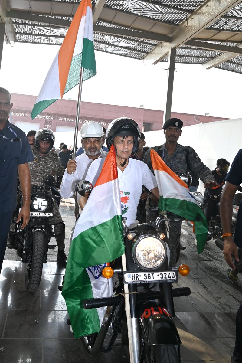 bandisanjay_bjp's tweet photo. As August 15 draws closer, there’s something special about seeing the Tiranga everywhere. Today, riding through Delhi with the Tricolour made that feeling even more special. 🇮🇳

The bike rally, held as part of the 
#HarGharTiranga campaign, was flagged off by Hon’ble @VPIndia Shri @CPR_VP ji.

Organised by the Ministry of Culture under the leadership of Hon’ble Union Minister Shri @gssjodhpur ji, I was glad to participate alongside my colleague, Hon’ble Minister Shri @nityanandraibjp ji.

Under the leadership of Hon’ble PM Shri @narendramodi ji and Hon’ble Union Home Minister Shri @AmitShah ji, Har Ghar Tiranga has grown into a people’s celebration, bringing the Tricolour closer to every home and every heart.

A morning I’ll remember with pride. Har Ghar Tiranga, Har Dil Tiranga.