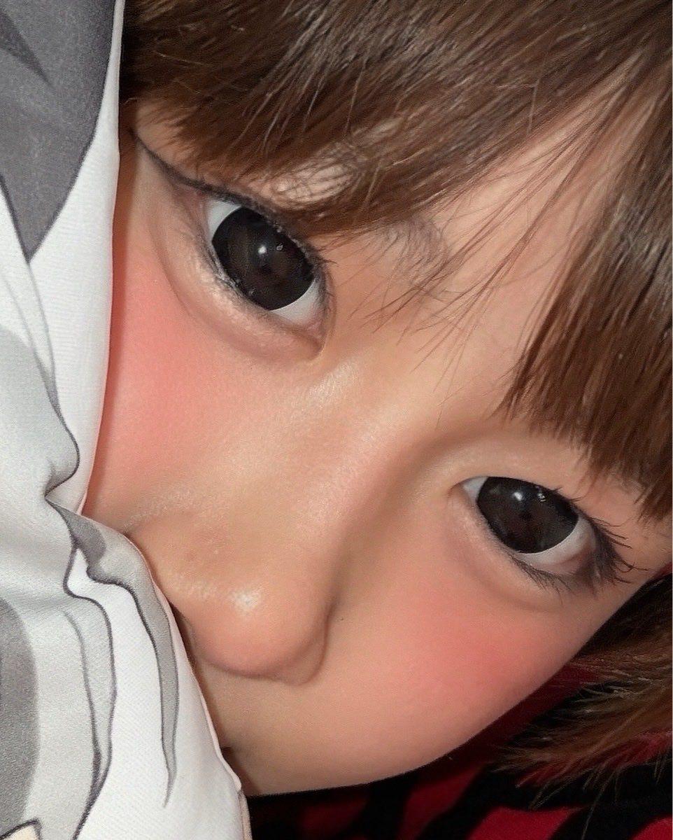 sr_042sh's tweet photo. 愛用抱き枕から|ω･)ﾁﾗｯ♡

今日は軽くメイクの練習.ᐟ.ᐟ
いっつも前髪やばいの何事‼️⁉️
アイドルの先輩たちみたいにｼｭｯ！ｽﾄﾝ！ｶｷｰﾝ！とかｸﾙﾝ！ｷｭﾙﾙｰﾝ！みたいなのになりたいよーぅ（語彙力皆無）

明日はめろいメイクってのやってみるよ👊🎵 お写真待っててね(,,> <,,) https://t.co/8zcFDK0OIJ