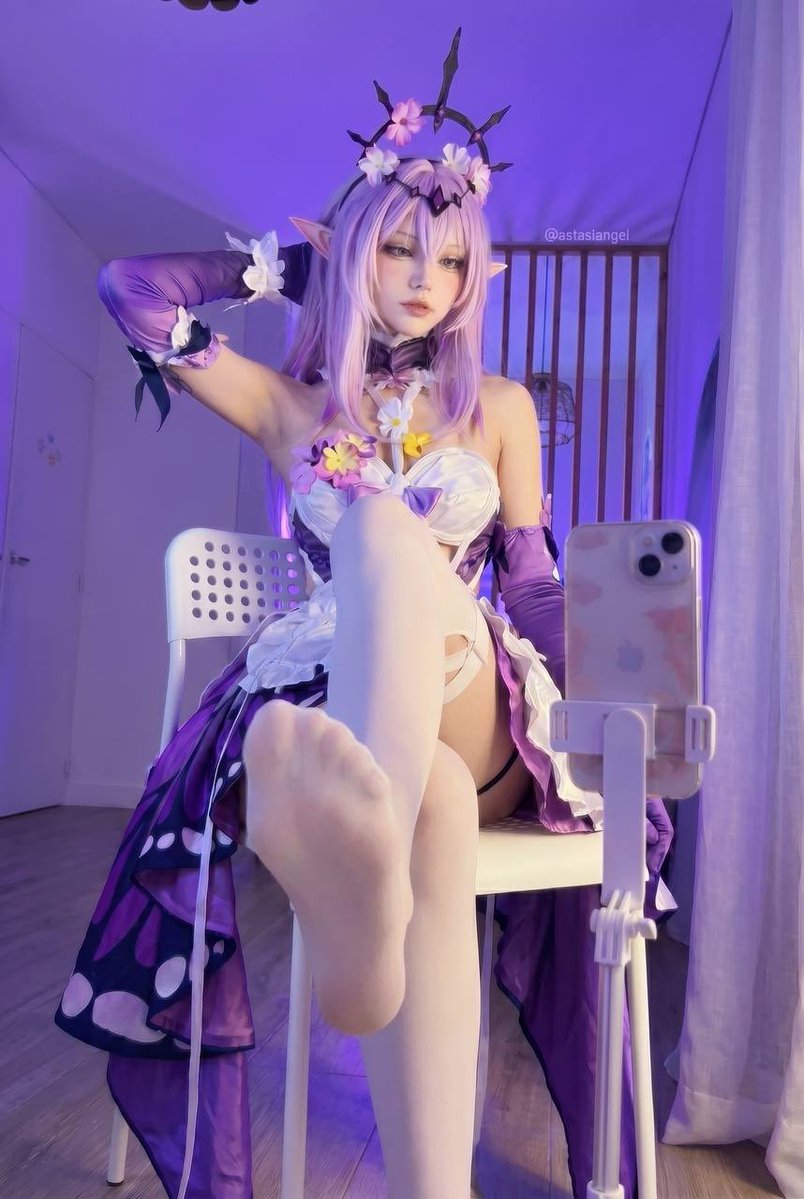 SweetAstochka's tweet photo. elf girls with pretty paw > everything else https://t.co/c2IWcTLbAH