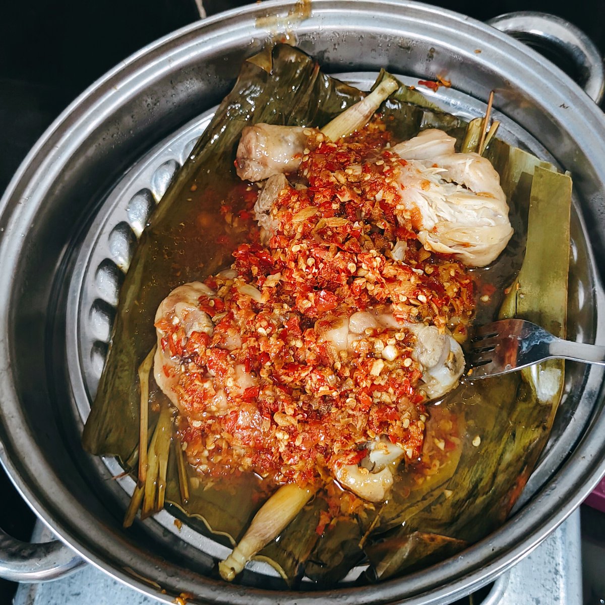 wackdealer's tweet photo. Ayam songkem dikukus 🐤 https://t.co/4YmwHoIxZ6