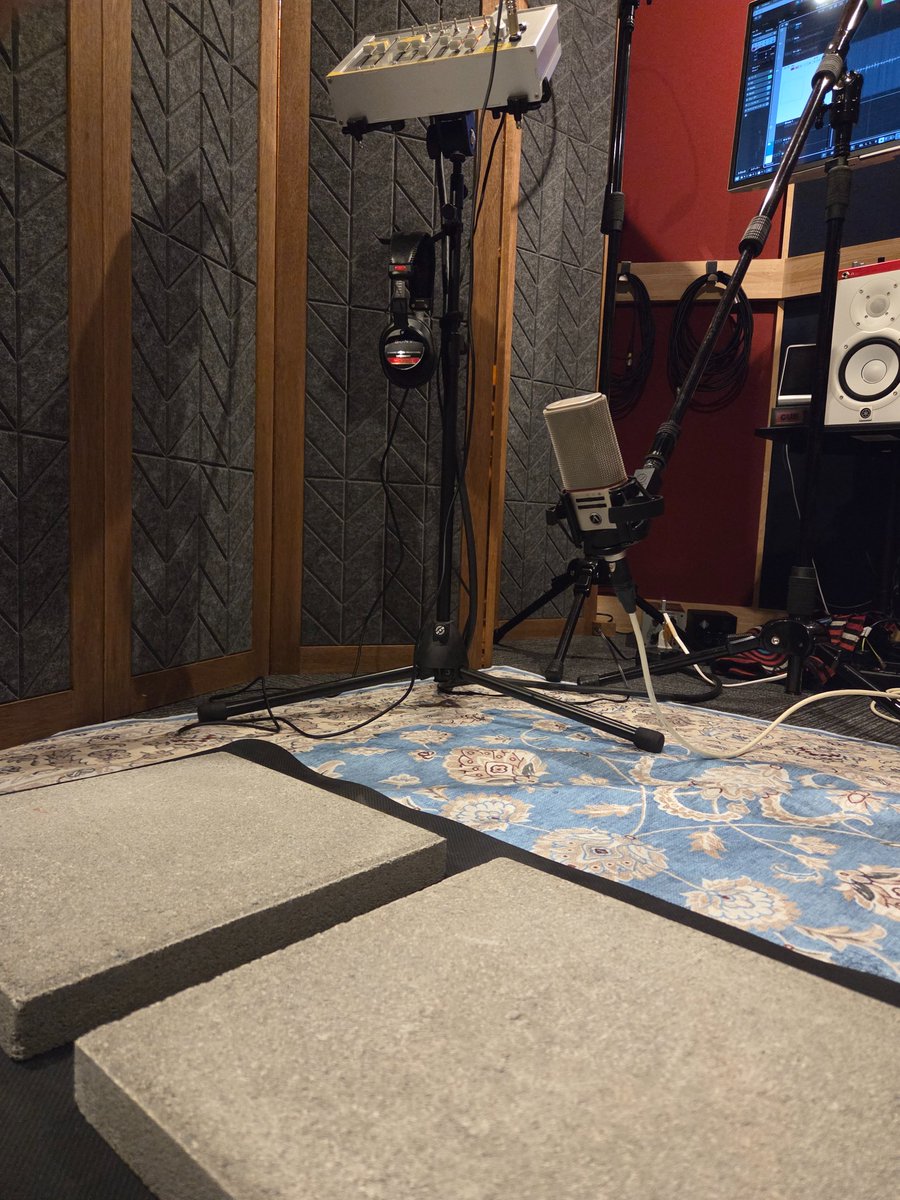 M_ZAKKY's tweet photo. ライブラリーに良い足音なかったので、フォーリーで収録。
コンクリートブロックがあってよかった・・・！ https://t.co/Yin0RTpVZi