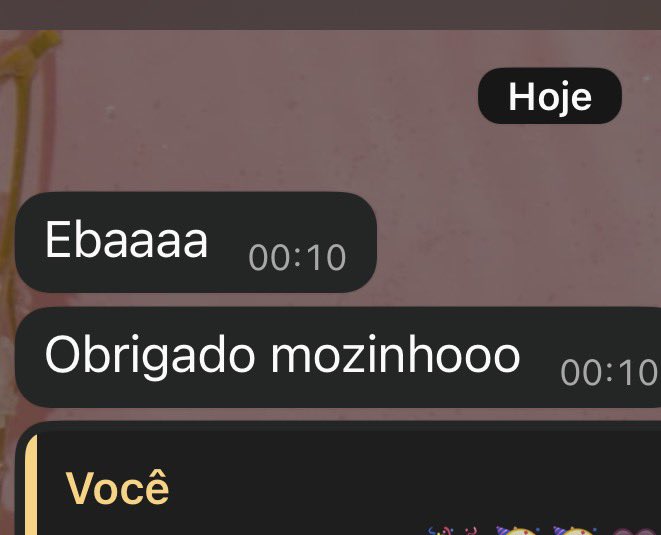 ChataPaes's tweet photo. dei feliz aniversário a meia noite pro meu futuro namorado e ele sendo o cachorro ebaa https://t.co/d0vWNbRcy7