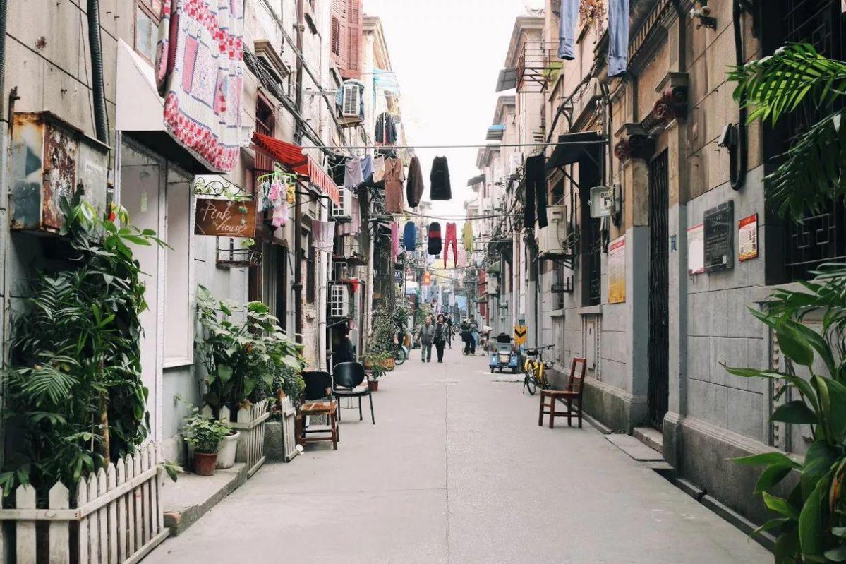 BakaSuoh's tweet photo. Wandering city lanes and found this perfect little moment—sunlight filtering through storefronts, the street just humming. No filter needed, just good old street vibes. https://t.co/Uq9Y35NYp0