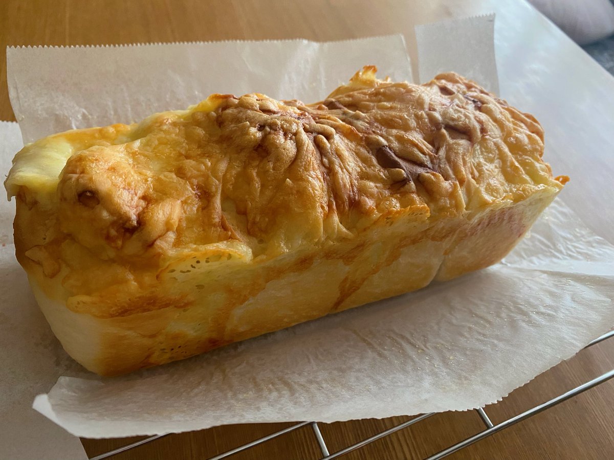 miimiinosora's tweet photo. パウンド型でチーズパン
焼きました
部屋中チーズのいい香りです
　
#チーズパン
#趣味の時間
#パン作り https://t.co/Z7hsrfiuOD
