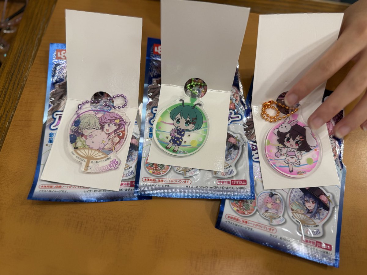 Omothi1104's tweet photo. ダイソーに東方新作グッズあった！！
とりあえず３つ買ったら古明地姉妹のシークレットでた！！てゐちゃんもでて満足っ！チェンちゃんともう一個のシークレットを狙ってもうちょっと買うか迷い中☺️
#古明地姉妹　　#100均　#東方プロジェクト https://t.co/Zr1pcTaqWy