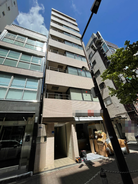 TSR_NEWS's tweet photo. 【法律事務所IZXが民事再生】

泉義孝弁護士が中心となり、私的整理や刑事弁護などを手がけていた弁護士法人IZXは7月24日、東京地裁に民事再生法の適用を申請し同日、民事再生開始決定を受けた

負債総額は現在調査中

1都3県に約30支店を開設する中・大型弁護士事務所に成長し、私的整理などの事業再生も多く手がけ、民事事件など事業範囲を広げていた

しかし、私的整理の案件が大幅に減少する一方、事業急拡大に伴う運転資金の増加から資金繰りが悪化し、所属弁護士の退所なども相次ぎ、事業規模を大幅に縮小

中小企業活性化協議会による私的整理を模索していたが、窮境原因を解消できず、他の弁護士事務所に事業を譲渡し、清算型の民事再生法を選択した

#IZX #TSR速報 #東京商工リサーチ

※画像はIZXの入居ビル