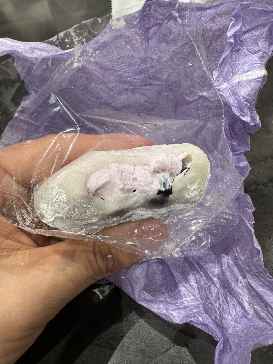 mad_dogdebt's tweet photo. 요즘 인스타에서 바이럴 중인 한정선 솔직 후기.

와이프랑 현대백화점 데이트하다가 보여서 먹어봤는데,

뭐… 한 번쯤은 먹어볼 만함. 그냥.

근데 딱 그 정도.

막 엄청 맛있다거나 또 사 먹고 싶은 맛은 아니었음.

왜 이렇게까지 바이럴 되는지는 솔직히 잘 모르겠노, 저 조그만게 가격 6000원 정도
