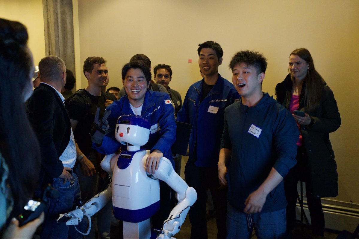 masa_zeals's tweet photo. D1ローンチイベントinサンフランシスコ🇺🇸大盛況でした！！！スタンフォード、Gemini Robotics、アンソロピック、バークレー、π、NVIDIA、などのフィジカルAI研究者の皆さん100名が参加！！
「日本からヒューマノイドが出てきて嬉しい」と色んな方から言ってもらえた！！
D1、日本から世界へ！！🚀 https://t.co/bAftAWhrlw