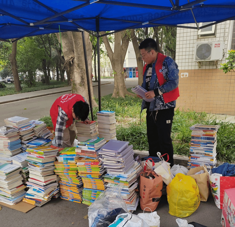 ebrahim21_e's tweet photo. Got a pile of old clothes u0026 books you don’t use Sort ‘em this weekend—donate usable ones, toss the worn out. Small declutter, big fresh vibe for your space. https://t.co/0HA33mSmRv