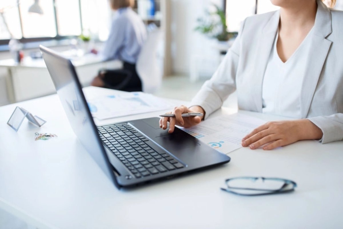 SamMaxw84992756's tweet photo. Take 10 mins daily to stretch at your desk—good posture = less back pain u0026 higher productivity!  #HealthyWorkLife https://t.co/0qwLZkjAlL