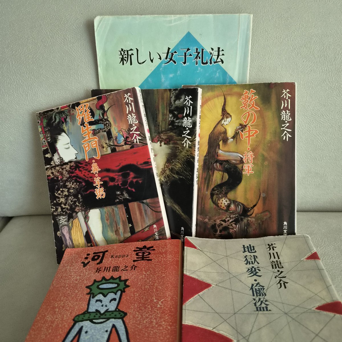 412_724_jmc's tweet photo. 『「これだけは紙で持っていく」→その人を象徴する』という部分に「確かにそうかも！面白そう！」と思い、引っ張り出してきた本たち。

私は芥川龍之介の本と礼法の本を持ってきました。
海外に来てもいつでも礼儀作法を忘れずにという戒めも込めて。

他の海外在住の日本人の皆さんはどうですか😊？ https://t.co/CwV5RL5EFC
