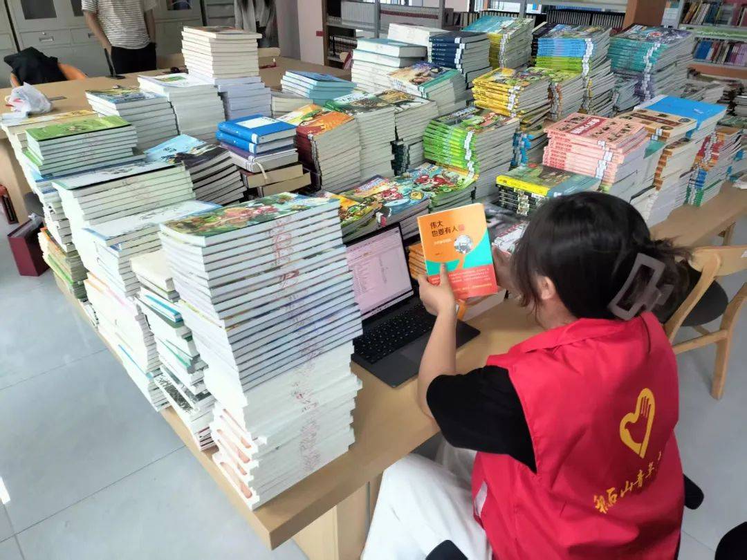 rodelymas1's tweet photo. Spent my weekend sorting books at the community library for underprivileged kids—seeing their excited faces when they picked out their first favorite story made all the hours of work so worth it! Small acts bring big warmth https://t.co/nqNdAzZ9df