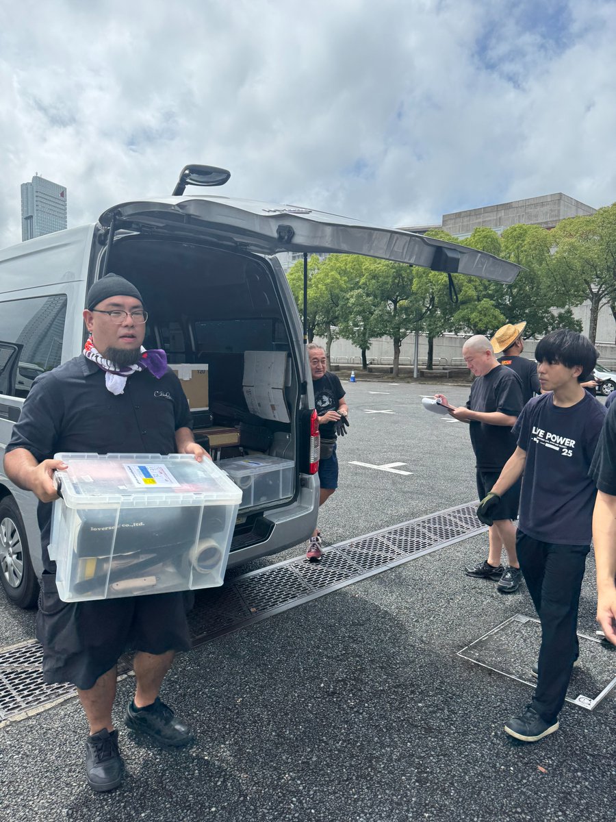 rsrfes_official's tweet photo. 🚚オフィシャルバックラインチーム稼働開始！

出演アーティストが使用する楽器・機材を関東某所にて積み込み開始しました！

これから北海道へ向けて出発します🚚💨
無事に機材を届けられるよう、安全運転で！🙏

トランポチームの皆さん、よろしくお願いします！💪

#RSR26 https://t.co/JbNwImhkxH