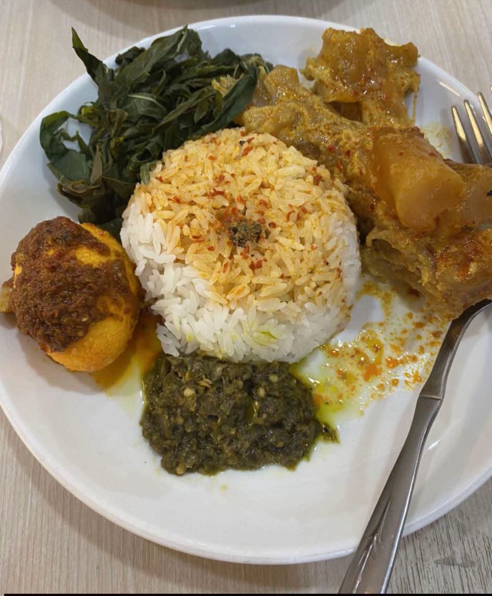 reylevant's tweet photo. naspad segini 17k wort it ga? 
makan siang dulu moots 🍽️✨ https://t.co/9fHW7uwQl7
