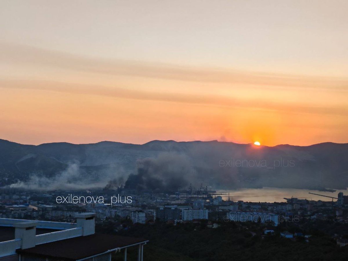 marsetac's tweet photo. Sui canali ucraini scrivono che Novorossijsk stanotte ha vissuto quello che centinaia di volte i russi hanno fatto ad Odessa.

Il grande porto sul Mar Nero è stato fatto oggetto di un massiccio attacco di droni e missili, che secondo alcune fonti russe sarebbe durato ben 5 ore, durante il quale sono state prese di mira infrastrutture portuali, petrolifere e legate all’esportazione del grano.

Per conoscere gli esiti dell’attacco bisognerà attendere. Di sicuro è stata colpita la società per azioni pubblica NKHP («Новороссийский комбинат хлебопродуктов», Novorossijskij kombinat chleboproduktov), un grande terminal portuale cerealicolo che riceve grano, legumi e semi oleosi via ferrovia e camion, li controlla in laboratorio, stocca e infine carica le navi destinate soprattutto all’export.

NKHP dispone di due elevatori, banchine portuali profonde e infrastrutture ferroviarie e stradali interne. Le fonti pubbliche lo qualificano come uno dei maggiori complessi russi orientati all’export; la capacità riportata nelle fonti più aggiornate è nell’ordine di 300 mila tonnellate, e le banchine possono gestire navi fino a circa 72 mila tonnellate di portata lorda.

In termini strategici, un attacco a questa struttura non equivale tanto a colpire la produzione agricola russa quanto a colpire un nodo della catena di esportazione: la capacità di accumulare, movimentare e spedire via Mar Nero cereali russi. Novorossijsk è infatti uno dei porti cardine dell’export agroalimentare della Federazione.

L’attacco va peraltro inquadrato in un contesto di blocco di fatto dei porti del Mar D’Azov, attraverso il quale transita storicamente un quarto dell’export russo di cereali, e di conseguente sovraccarico degli scali di Novossijsk e Taman sul Mar Nero (che a luglio hanno dovuto già limitare l’accesso di camion in entrata), con effetti misurabili in termini di riduzione netta dell’export cerealicolo russo, stando ai dati del mese scorso.

Gli attacchi ai porti del Mar Nero in combinazione col blocco di quelli dell’Azov puntano a mettere sotto pressione le rotte attraverso le quali transita oltre il 90% dell’intero export cerealicolo russo, che già risente anche degli attacchi alle navi e dell’aumento dei costi assicurativi. Un avvertimento molto chiaro al Cremlino a far cessare la guerra del grano nuovamente scatenata dalla Russia con gli attacchi sferrati contro il porto di Odessa.