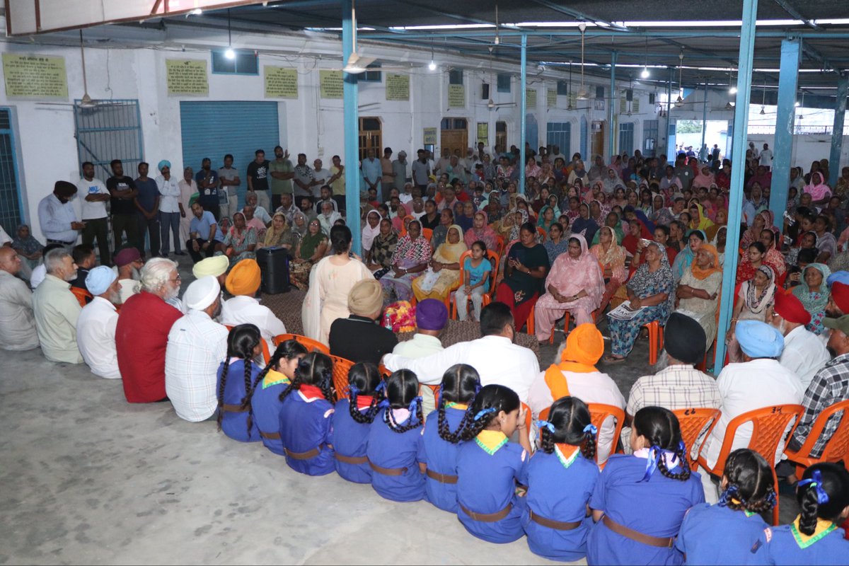 HarjotKaur44's tweet photo. ਵਿਧਾਨ ਸਭਾ ਹਲਕਾ ਫਿਲੌਰ ਦੇ ਪਿੰਡ ਰੁੜਕਾ ਕਲਾਂ ਵਿਖੇ ਲੋਕ ਮਿਲਣੀ ਦੌਰਾਨ ਪਿੰਡ ਵਾਸੀਆਂ ਨਾਲ ਮਿਲਣ ਦਾ ਮੌਕਾ ਮਿਲਿਆ। ਇਸ ਦੌਰਾਨ ਲੋਕਾਂ ਨੇ ਆਪਣੇ ਇਲਾਕੇ ਨਾਲ ਸਬੰਧਤ ਵੱਖ-ਵੱਖ ਮਸਲੇ, ਸੁਝਾਅ ਅਤੇ ਲੋੜਾਂ ਸਾਂਝੀਆਂ ਕੀਤੀਆਂ, ਜਿਨ੍ਹਾਂ ਨੂੰ ਧਿਆਨ ਨਾਲ ਸੁਣਿਆ ਗਿਆ ਅਤੇ ਸੰਭਵ ਹੱਲ ਲਈ ਯਤਨ ਕਰਨ ਦਾ ਭਰੋਸਾ ਦਿੱਤਾ ਗਿਆ। https://t.co/yLwK9MwQ7W