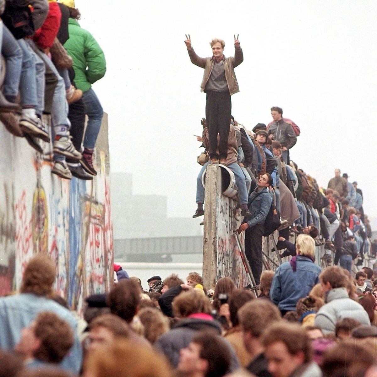 anthonyboutall's tweet photo. What a glorious day it must have been, to witness the fall of the Berlin Wall - the razing of a barrier lined with mines, from which guards had shot innocent people trying to flee socialism.

That inhumane ideology should never have been retrieved from the dustbin of history. 🚮 https://t.co/d5csT9MPr9