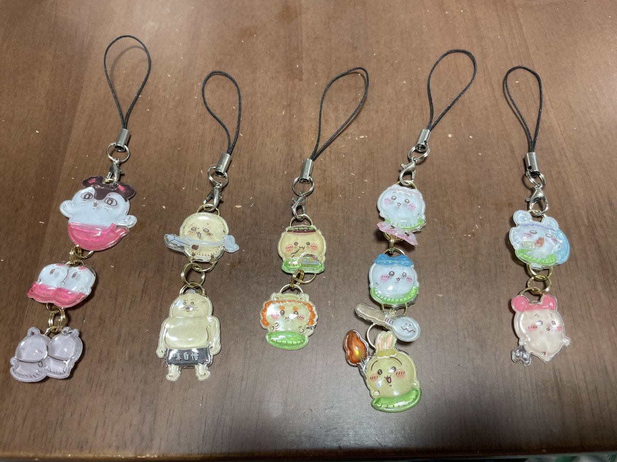 kuromoti1987's tweet photo. ちいかわのボンボンドロップシール、UVライト借りてキーホルダー作った素人です。 https://t.co/lk5LZDJAmQ