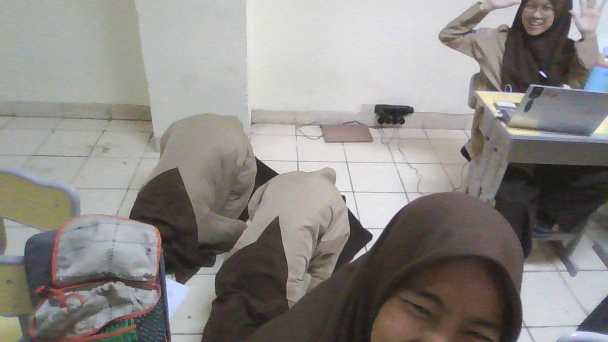 batagorenjoyer's tweet photo. orang sholat https://t.co/qspPCRl5BZ