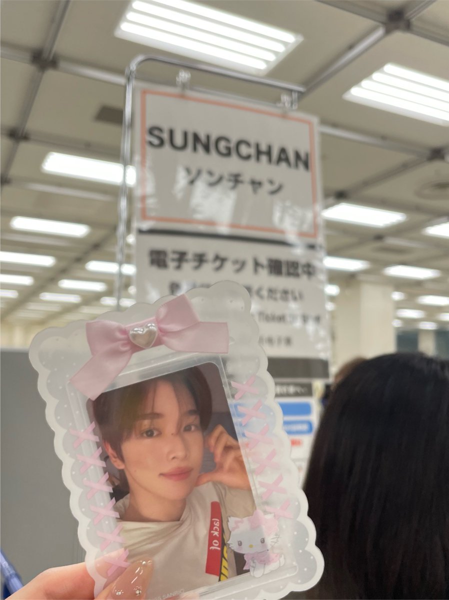 bambi_cutee's tweet photo. 기록 좀 하께요..ㅠㅠ 원래는 한 손으로 하이터치 하는건데 들어가자마자 우리 떵찬이는 양손으로 하이터치 기다리고 계셨음 ㅠㅠ💓머리 똑같이 했어! 그랬더니 욘나 차카니 웃음으로 오 그러네~☺️해줬음 아니 일단 얼굴이 너무 가까워서 당황스러웠고.. 눈앞에서 보는 얼굴이 개미쳤음 진짜 얼굴도 얼굴인데 얼굴도 얼굴임 얼굴밖에 기억안남 진짜 천사야..ㅠㅠ새벽에 이동하느라 피곤했을텐데 ㅠㅠ 남은 이벤트도 화이팅!!🫸🏼💓🫷🏼🥺